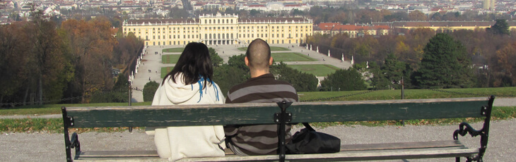 זוג בחופשה רומנטית בארמון שנברון בוינה זוג בחופשה רומנטית בארמון שנברון בוינה